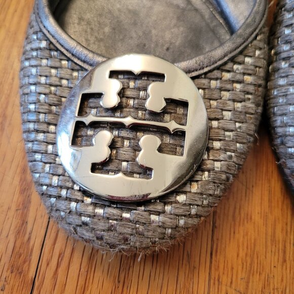 Tory Burch REVA Silver Gray Woven Raffia Ballet Flats 8 Shoes Logo Emblem - Picture 7 of 8